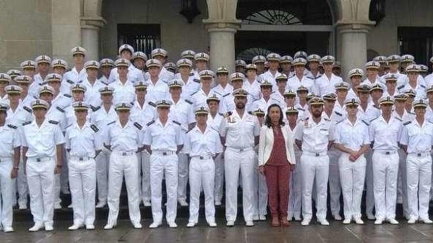 El grupo de nuevos alumnos de la Escuela Naval. // FdV