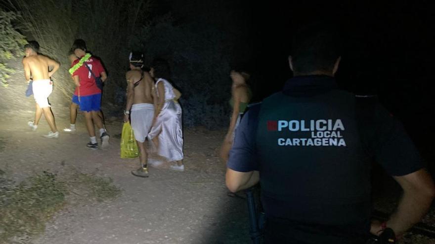 La Policía de Cartagena frustra botellones en Isla Plana y en La Azohía