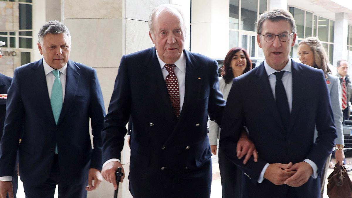 El rey emérito Juan Carlos I y Alberto Núñez Feijóo, en una image de archivo