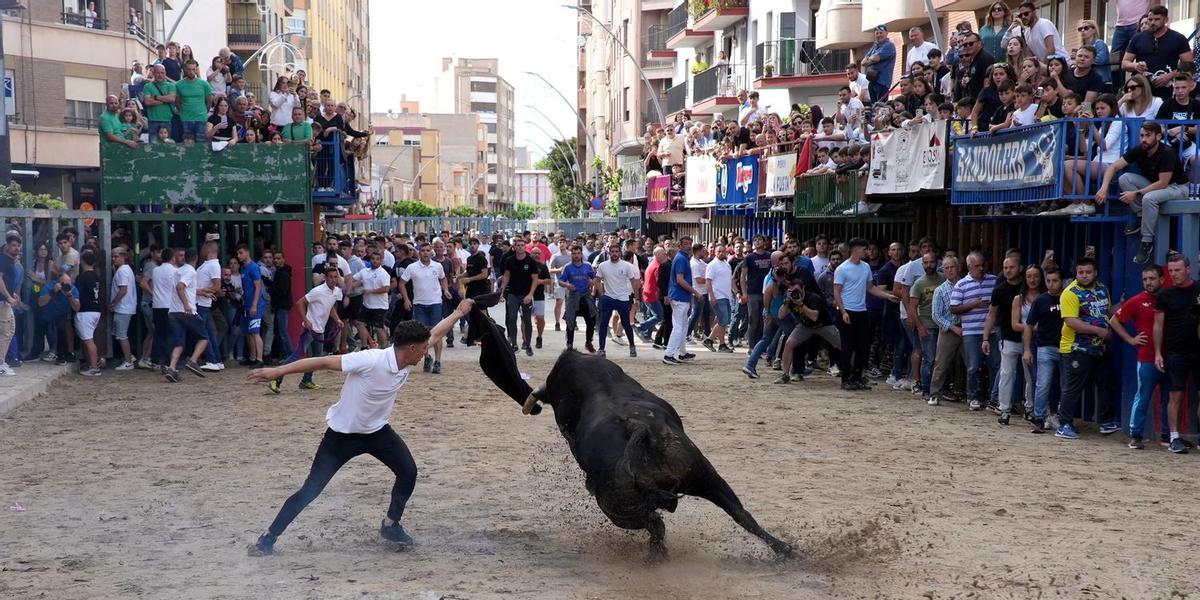 El Ayuntamiento de Vila-real amplía el contrato de montaje de barreras y otros elementos del recinto de la vila para unificar los trabajos a realizar.