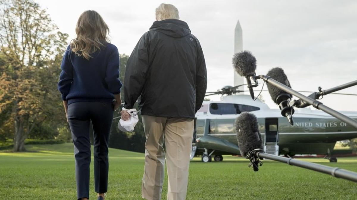 Donald Trump y su esposa Melania antes de partir hacia Puerto Rico.