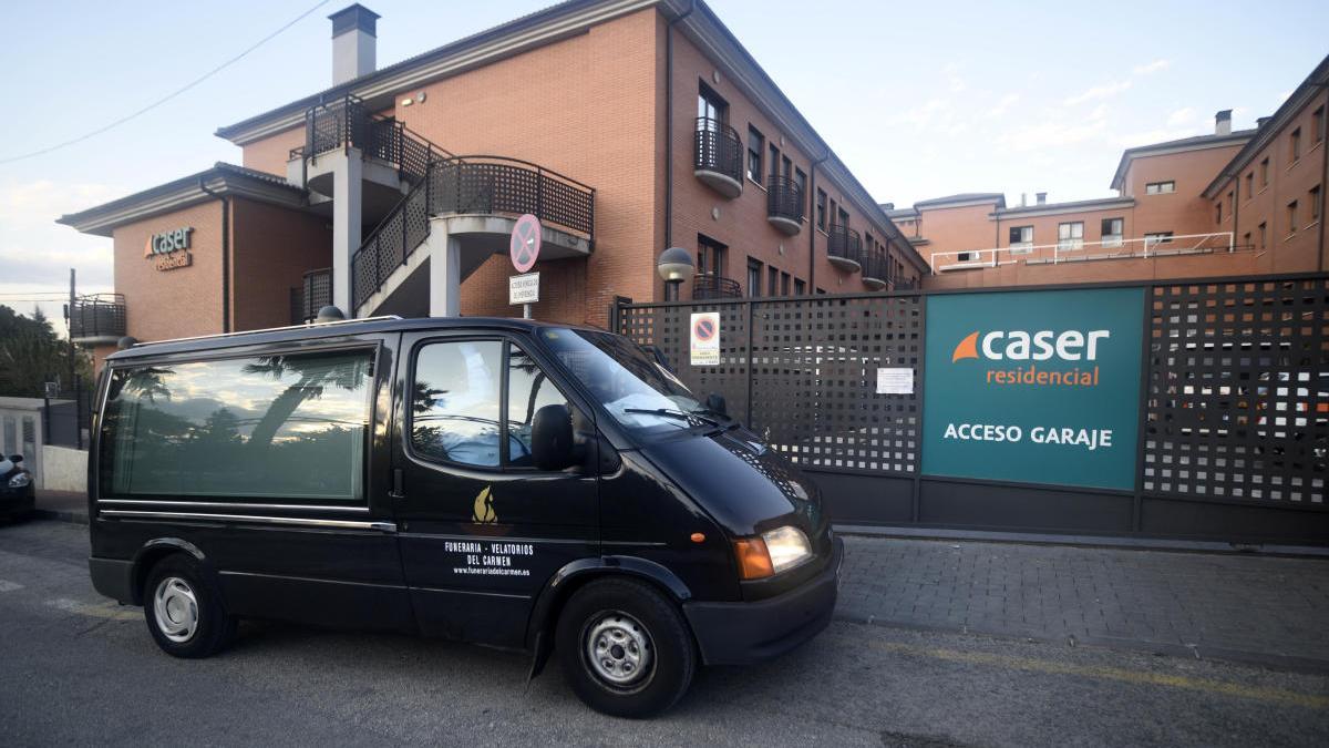 Un coche fúnebre ante la puerta de la residencia Cáser, la más afectada de la Región.