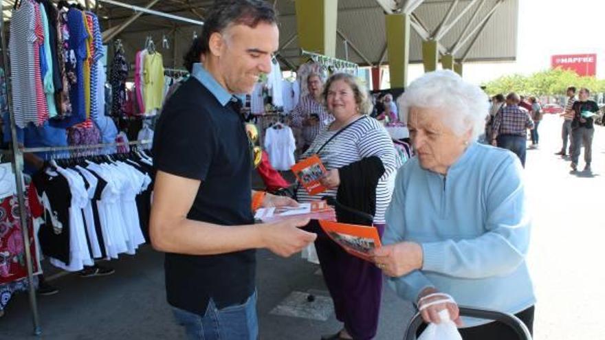 Marín-Buck, ayer durante su visita al mercado del lunes.