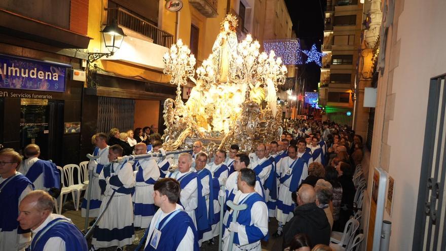 Vila-real se cubre de azul y blanco por la patrona de las purisimeras