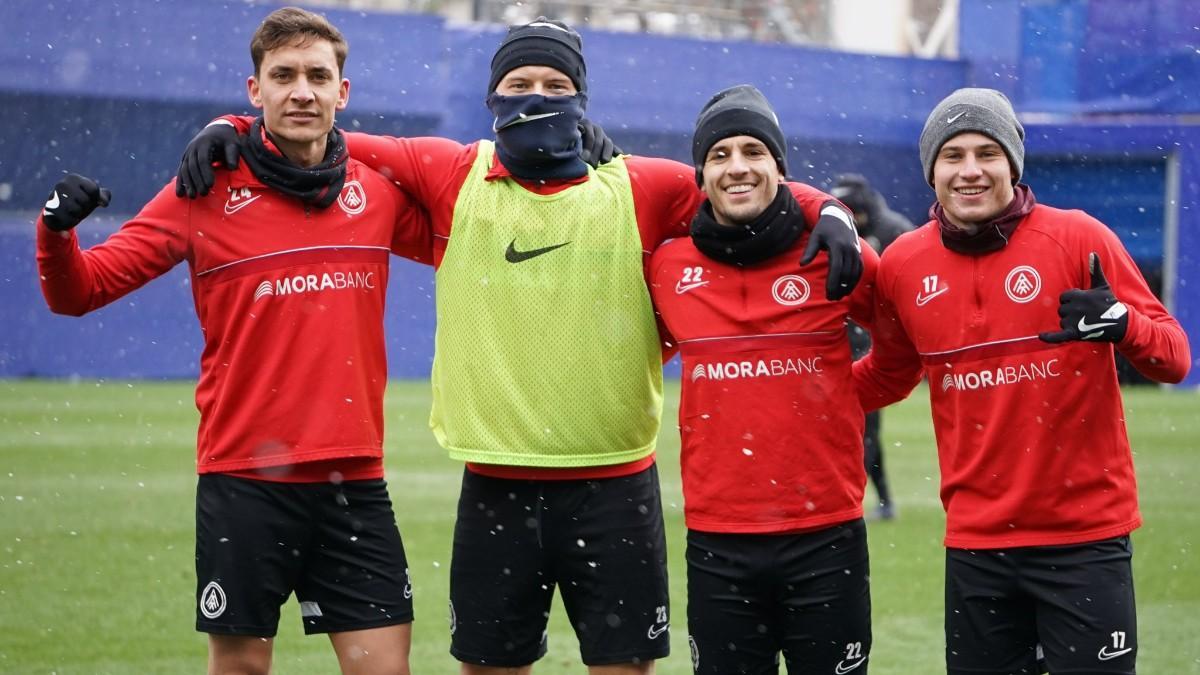 Los jugadores del Andorra entrenan con el frío como invitado