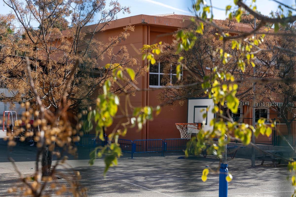 La zona de la cornisa afectada del colegio Azorín, frente al patio