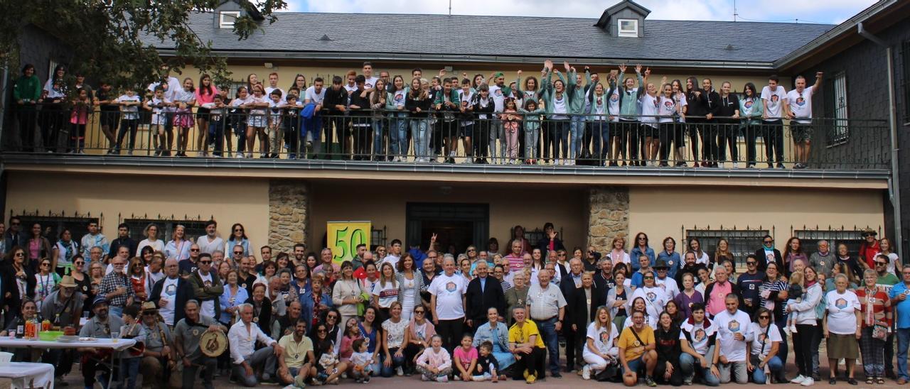 Fotografía de familia en el 50 aniversario del campamento de Sejas de Sanabria