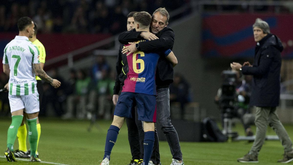 Hansi Flick abraza a Gavi en el Estadi Olímpic Lluís Companys