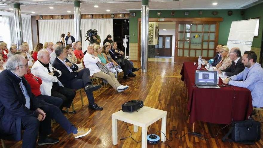 Arriba, el encuentro en el que se presentó el proyecto, ayer en el Liceo Marítimo de Bouzas. // A. Villar Debajo, recreación del futuro centro de salud boucense.