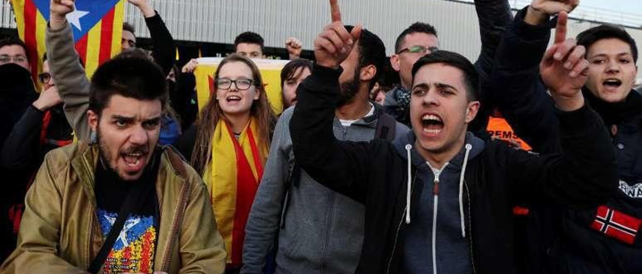 Adolescentes, durante una protesta el pasado martes delante de la estación de tren de Sants, en Barcelona.