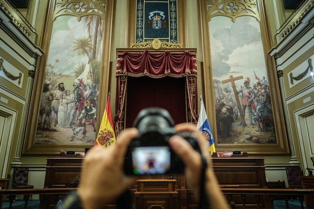 Fotos a los dos grandes cuadros que presiden el salón de plenos del Parlamento de Canarias