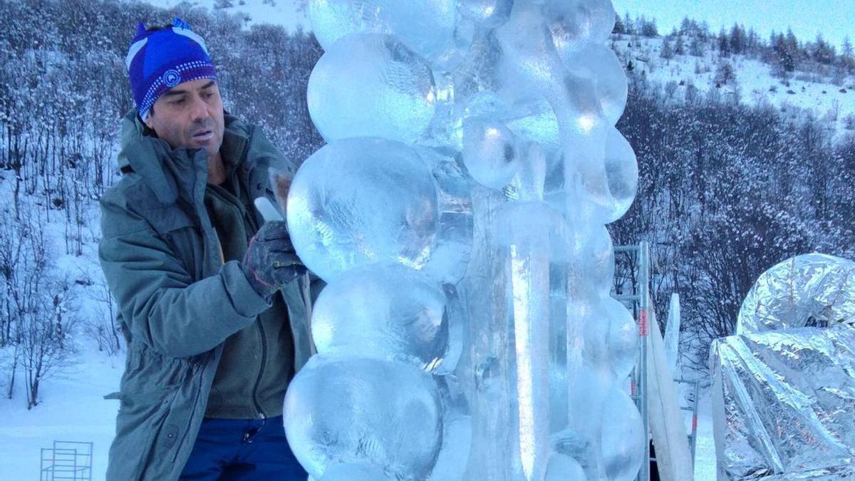 Enrique Jordá tallando su pieza en los Alpes