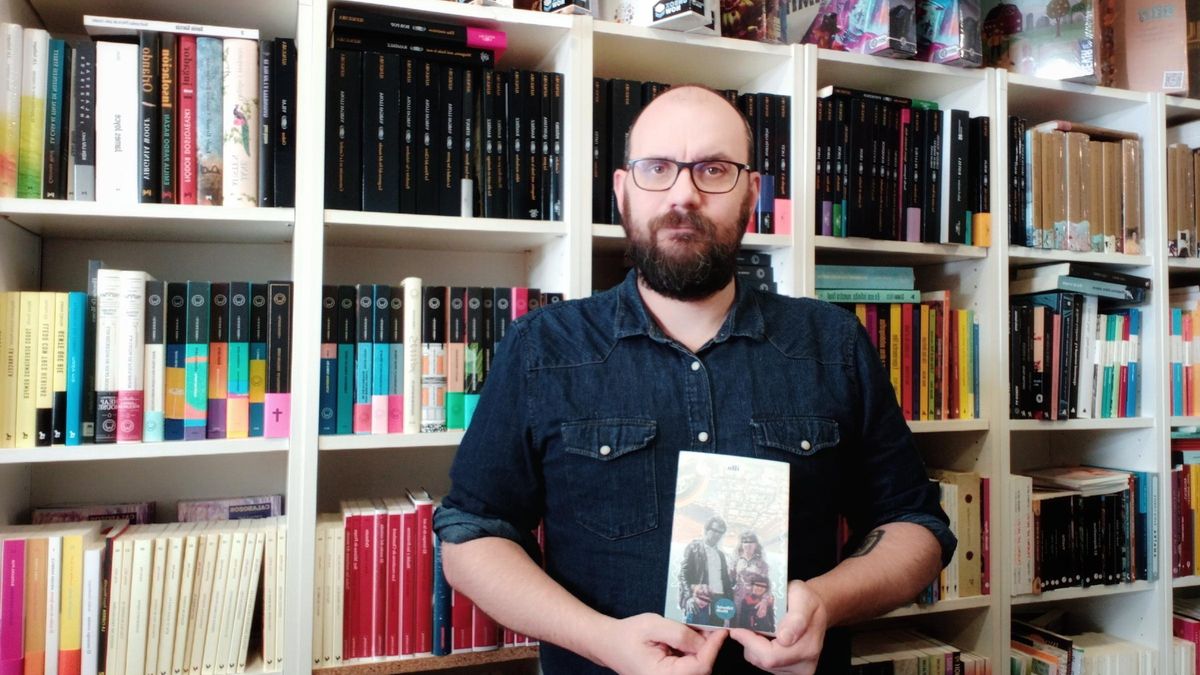 Adrián Daine, librero en Casa Tomada, escritor y autor de Illo (Editorial Dieciséis).