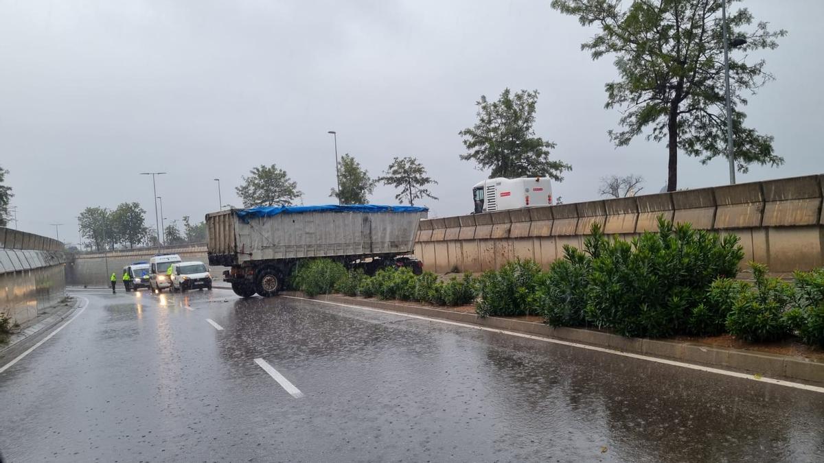 Siniestro de un camión en la ronda norte de Castelló