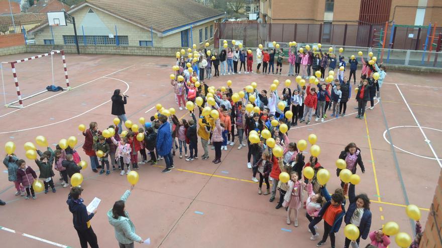 GALERÍA | El CEIP Buenos Aires de Benavente, sensibilizado contra el cáncer infantil