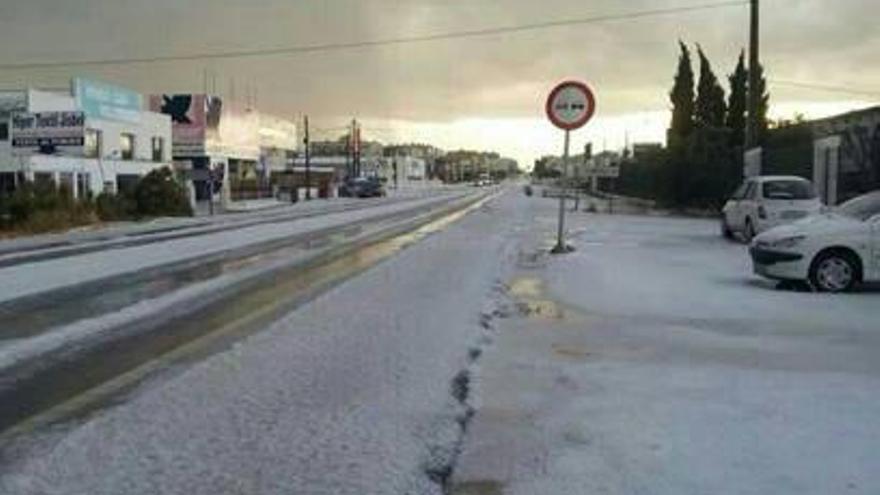 La gran cantidad de hielo caído permitió que la gente hiciera hasta muñecos de nieve en la zona del golf.