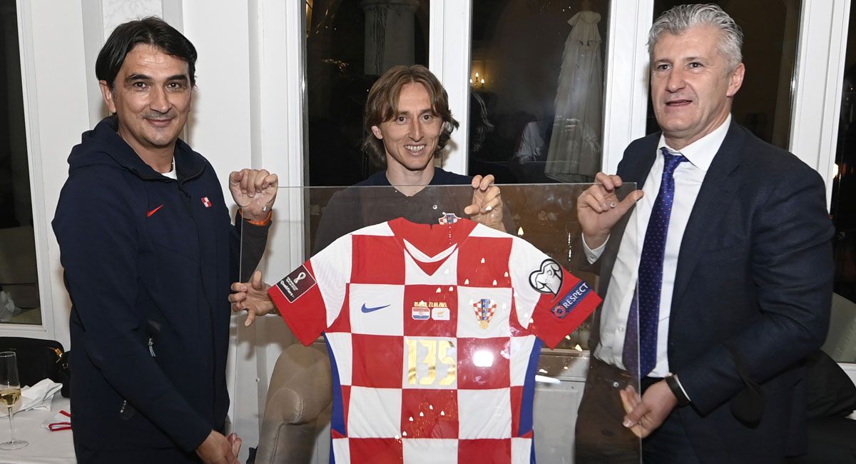 Modric, entre el seleccionador Zlatko Dalic y Davor Suker.