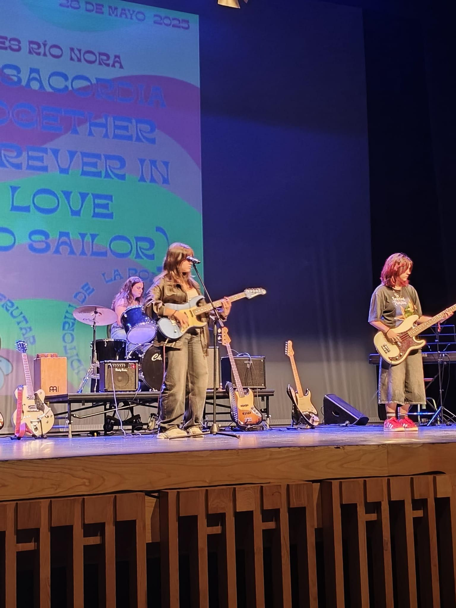 El Festival Artístico del IES Río Nora, en la Pola, en imágenes