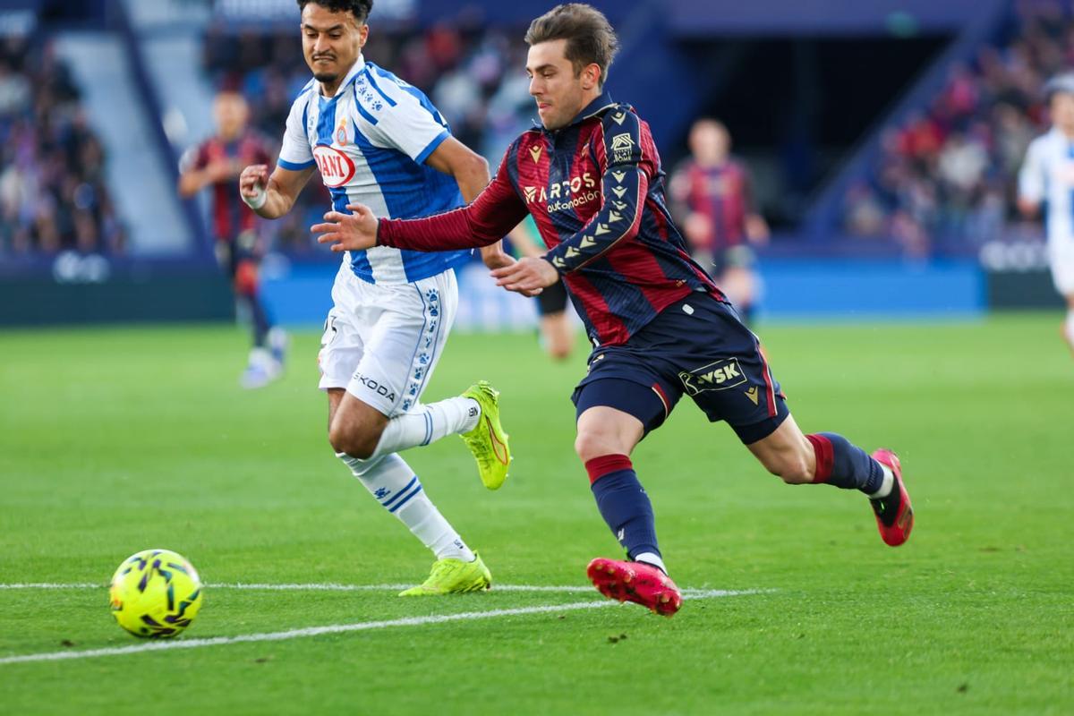 Iker Losada, autor del gol del Levante, pelea un balón con Omar El-Hilali