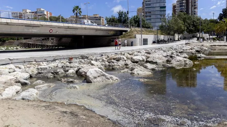 El agua estancada y los malos olores vuelven a dividir la Albufereta tras las lluvias en Alicante