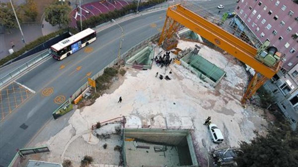 Zona de la plaza de Maragall ocupada desde hace varios años por las obras ahora paralizadas de la L-9, ayer.