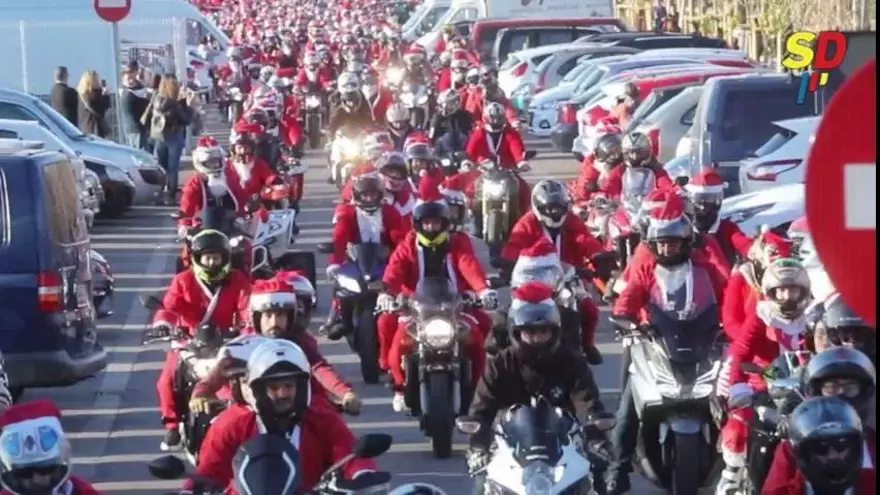 Más de mil moteros vestidos de Papá Noel invaden las calles de València