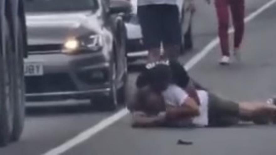 Una brutal pelea sobre el asfalto en plena N-640 en Cuntis paraliza el tráfico
