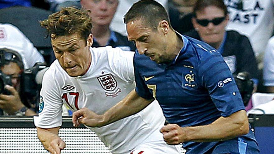 Ribery pelea con Parker durante el Francia-Inglaterra.