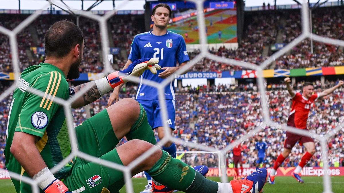 Donnarumma y Fagioli, abatidos tras recibir el gol de Freuler en el Suiza-Italia en Berlín.