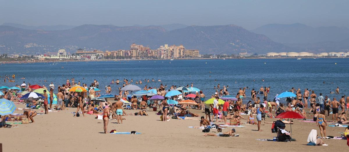 El buen tiempo llena la playa de la Malvarrosa en València El buen tiempo llena la playa de la Malvarrosa en València