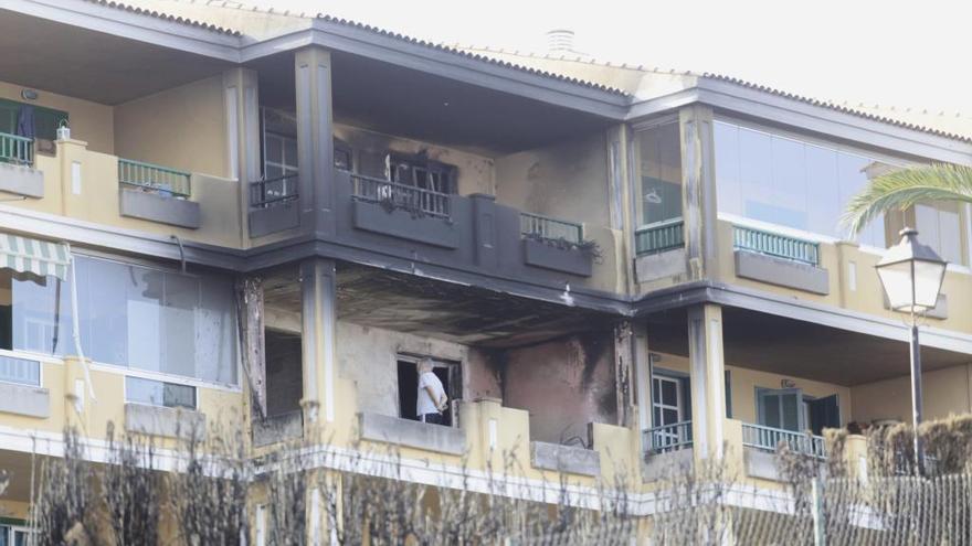 Dos de los apartamentos calcinados por el fuego en la urbanización La Quinta, en Santa Úrsula.