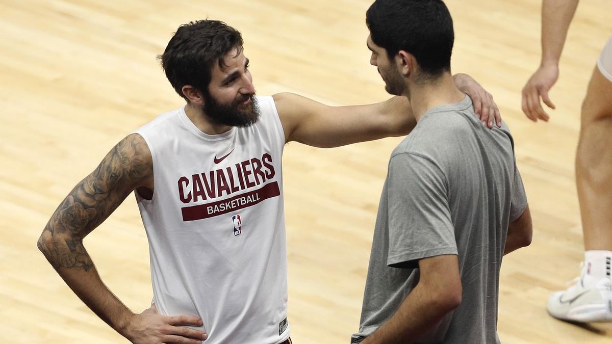 Los jugadores españoles Santi Aldama (Memphis Grizzlies) y Ricky Rubio (Cleveland Cavaliers).