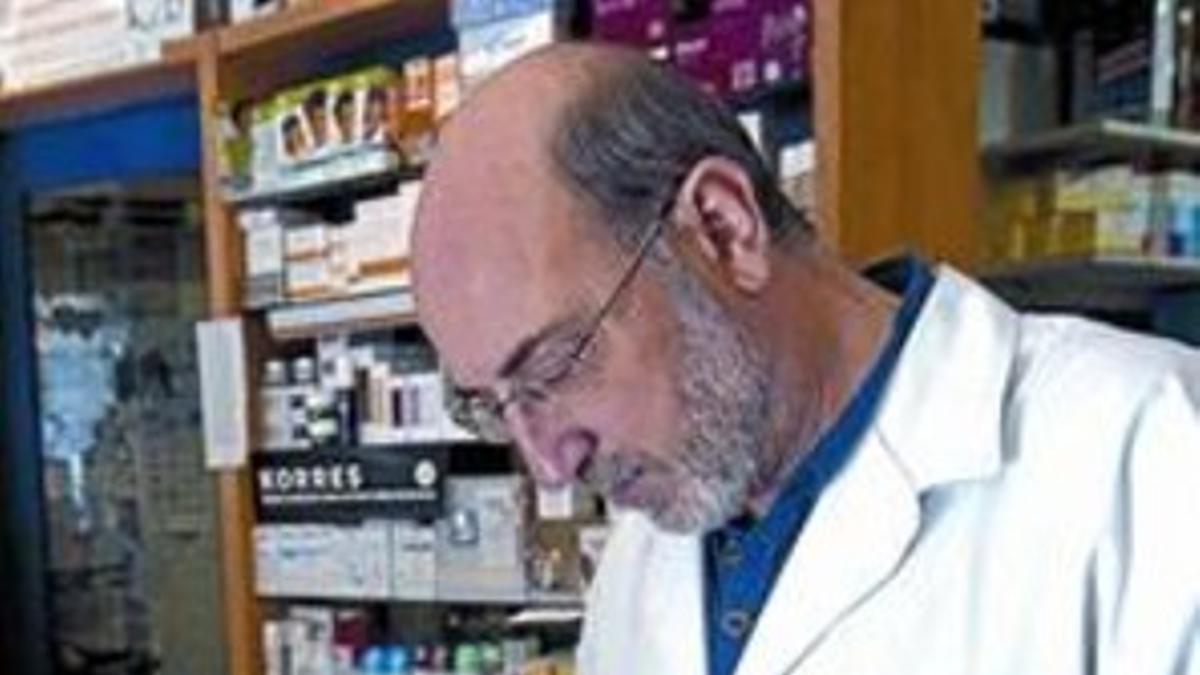 Un farmacéutico dispensa un medicamento en Barcelona.