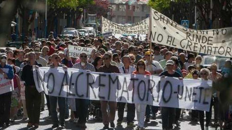 Un momento de la manifestación por el centro de Sant Joan bajo el lema «No al crematorio».