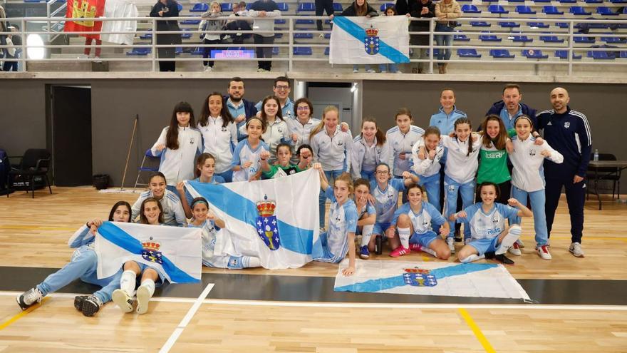 Jugadoras y cuerpo técnico de la selección gallega, tras el primer partido jugado este miércoles en Baltar.