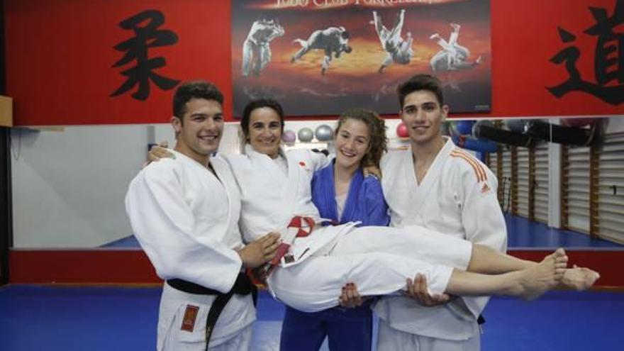 Isabel Fernández, ayer, en el gimnasio de su hermano en Torrellano, es levantada en brazos por sus sobrinos Mario, Aquilino y Aitana.