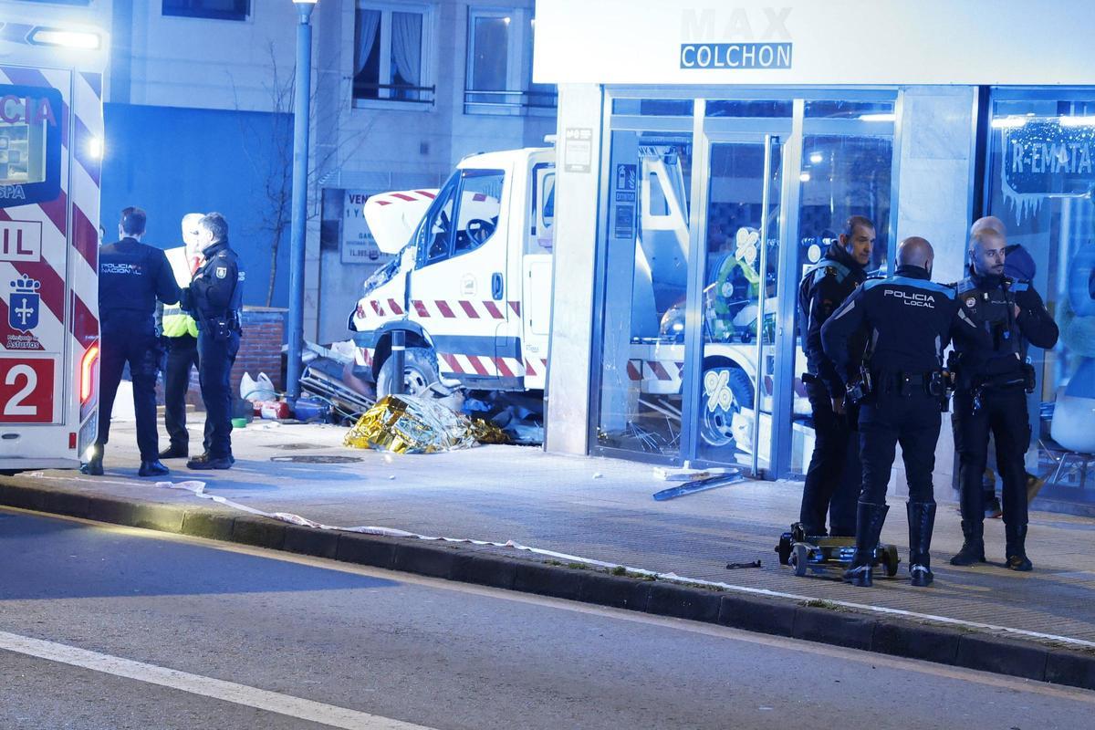Brutal accidente de tráfico en Gijón con dos fallecidos