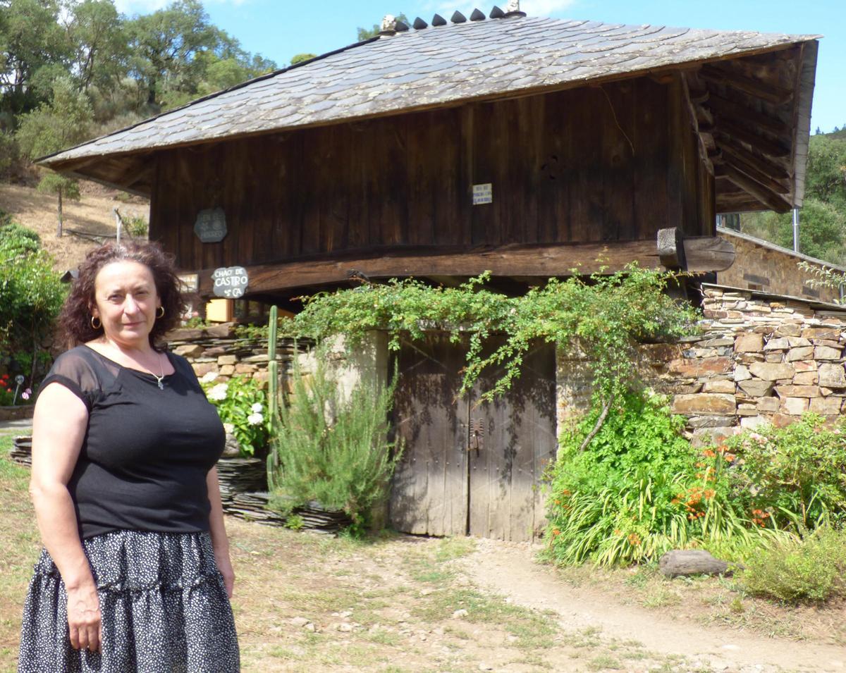 ELMA ANDRES EN LA ENTRADA DE SU CASA CHAO DEL CASTRO, EN UNA IMAGEN DE ARCHIVO.