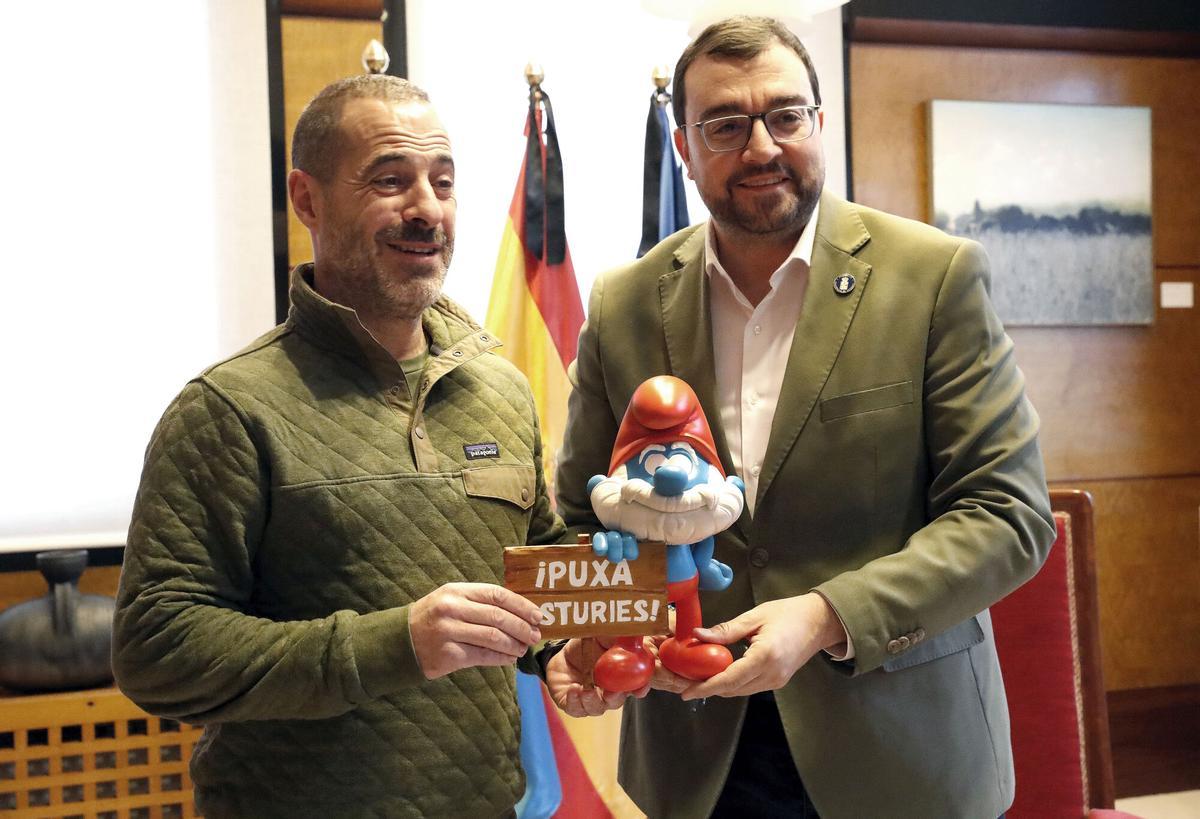 El alcalde de Siero, Ángel García, entrega la figura de Papá Pitufo al presidente del Principado, Adrián Barbón, en una imagen de archivo.