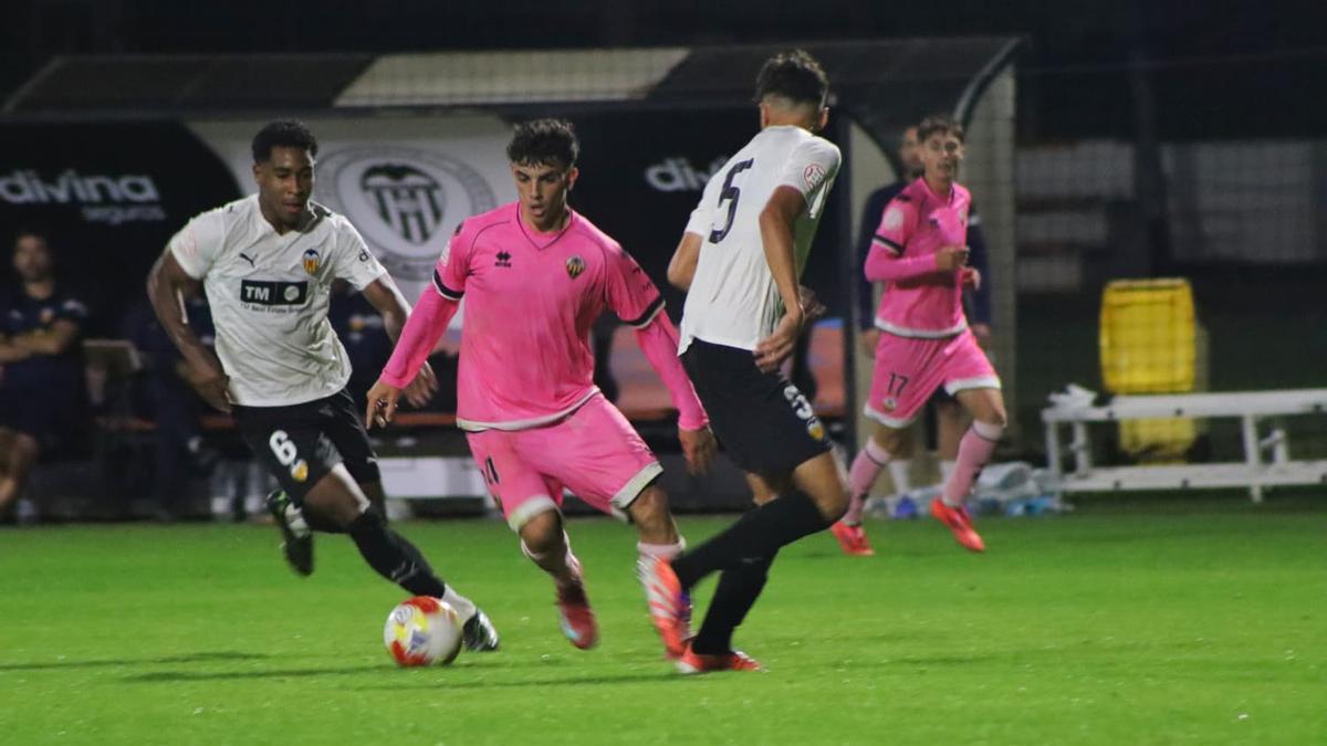 José Galán, delantero del Castellón, conduce el balón en el partido contra el Valencia.