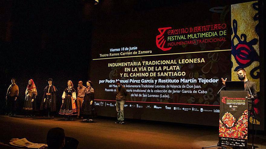 El Festival de indumentaria tradicional se centra hoy en el traje charro y una pasarela de Galicia 