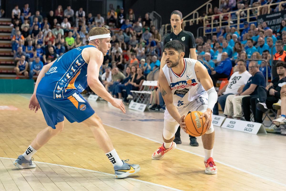 El Obradoiro cae por una diferencia de doce puntos (84-68) frente al Fuenlabrada, rival directo de la categoría