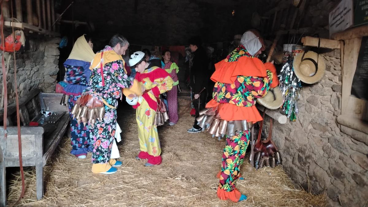 La cencerrada de Villanueva de Valrojo desafía al frío La cencerrada de Villanueva de Valrojo desafía al frío