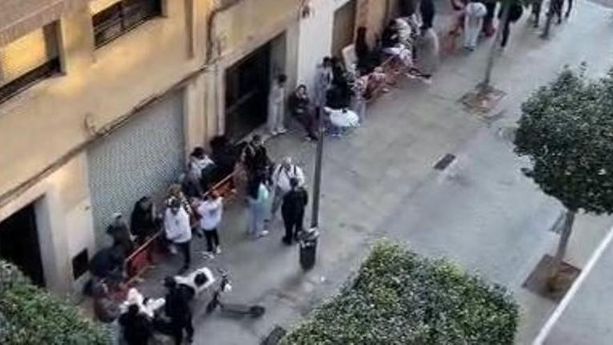 Así amanecen las colas de migrantes en el primer día de la regularización en Castelló
