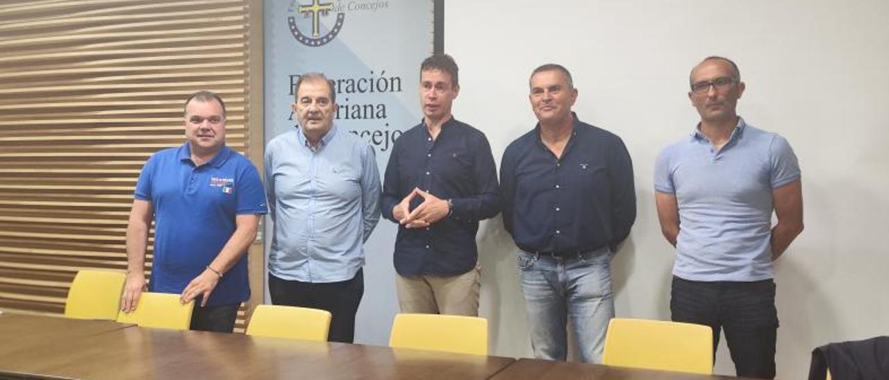 Por la izquierda, José Alperi, Víctor Fernández, Mario Rivas, Mino García y Damián Manzano, ayer, tras la reunión. | A. Velasco