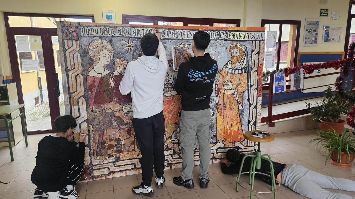 Los alumnos retocan algunos detalles del mural. | CEDIDA
