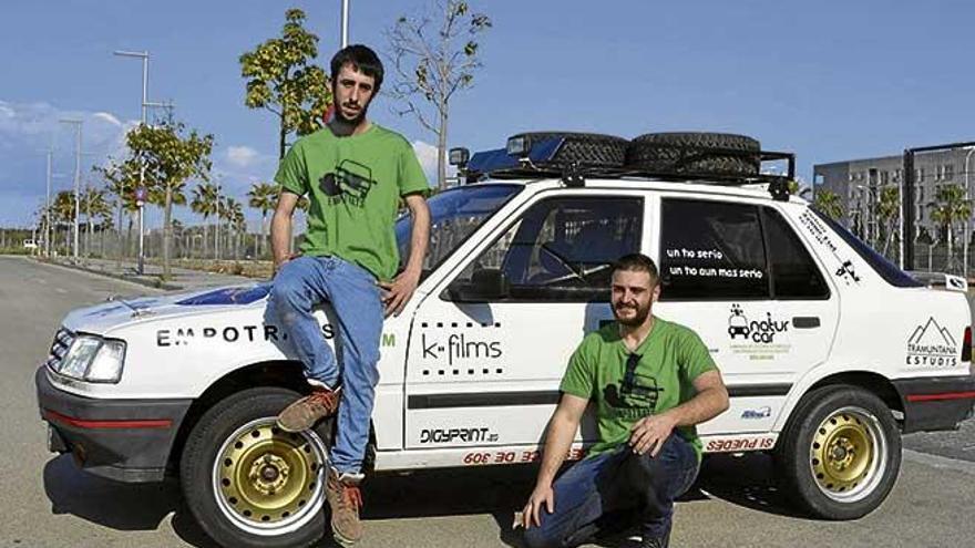 Jaume Fiol y Juan Tapia posan con el Peugeot 309 GT con el que competirán esta semana en Marruecos en el Rally Oasis Raid.