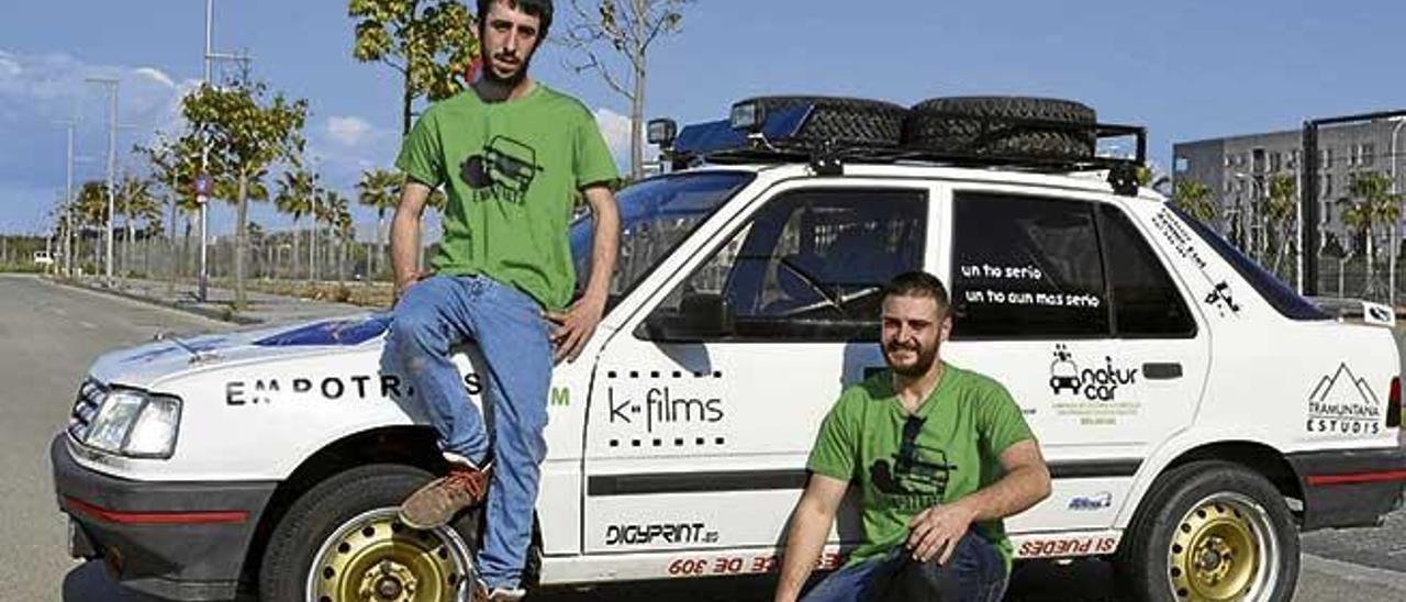 Jaume Fiol y Juan Tapia posan con el Peugeot 309 GT con el que competirán esta semana en Marruecos en el Rally Oasis Raid.