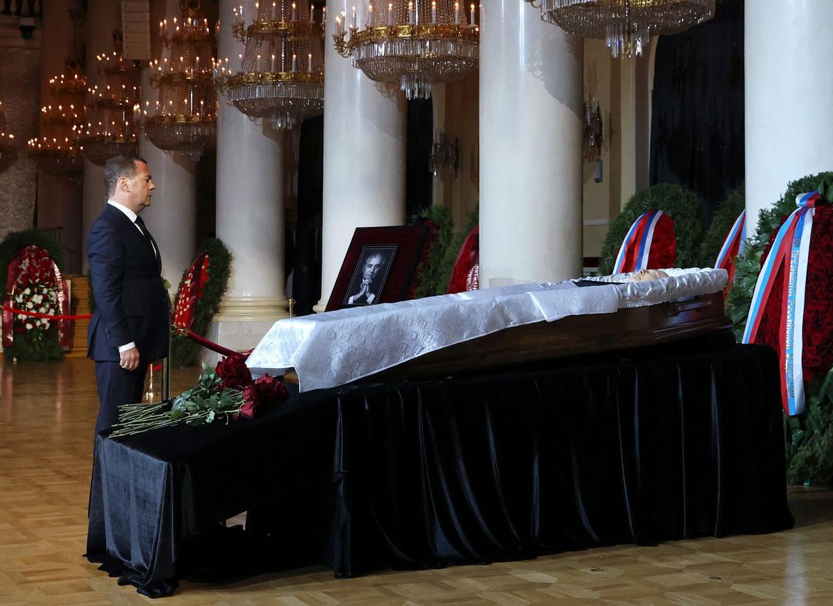 El vicepresidente del Consejo de Seguridad de Rusia, Dmitry Medvedev, asiste a una ceremonia de despedida de Mikhail Gorbachev, el último líder de la Unión Soviética, durante un servicio conmemorativo en el Salón de la Columna de la Cámara de los Sindicatos en Moscú.