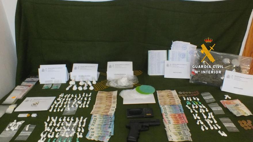 Dinero y droga incautada en la operación de la Guardia Civil.